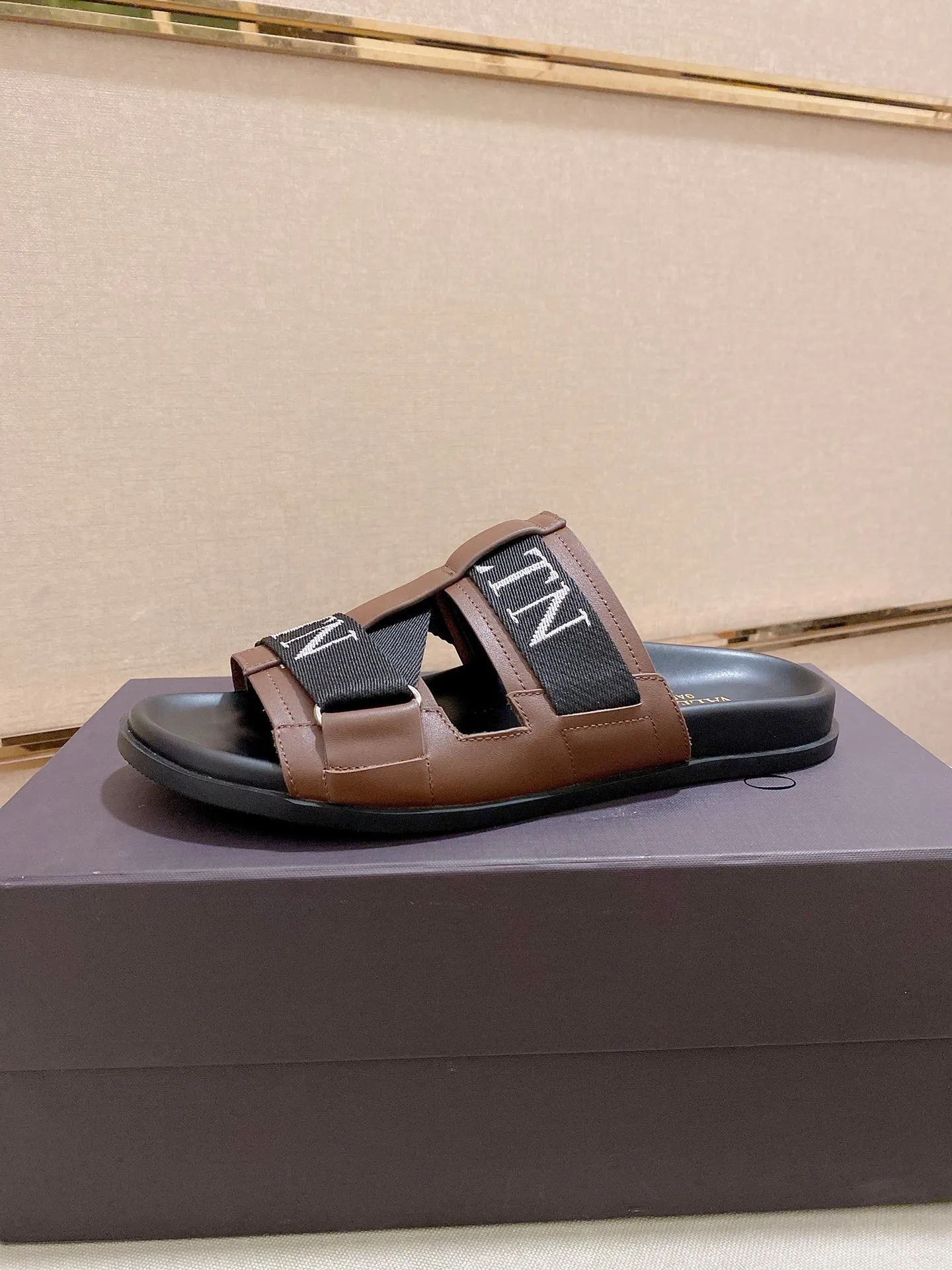 Men's shoes 💰: 480💰[Valentino] New couple 👫Boutique slippers, counter quality, classic plaid, the actual workmanship is quite complex🔰The uppers are made of imported fabrics➕🐑Sheepskin lining, which tests the craftsman's craftsmanship➕original PU outsole. Size: Women’s size: 35-44. Men's size 38-44 (can be customized to size 45, non-refundable)